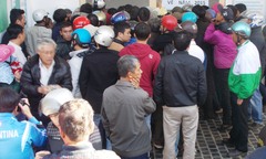 Xô đẩy, tranh nhau mua vé xem Công Phượng