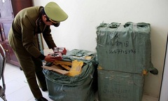 CSGT Thanh Hóa liên tiếp bắt giữ các vụ thuốc lá lậu và đồ chơi bạo lực