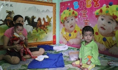  Thương xót hai cháu bé mắc chứng bệnh lạ