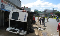 Xe điên đâm hàng loạt xe máy, 4 người nhập viện