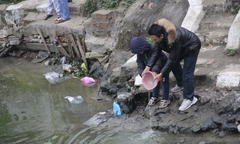  Sông ngập rác sau lễ thả cá chép tiễn ông Táo về trời