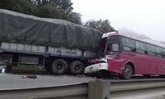 3 xe ô tô đâm nhau, một chiếc bỏ trốn khỏi hiện trường