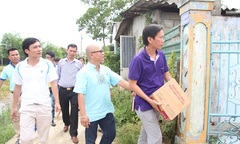 Báo Đời sống và Pháp luật trao quà từ thiện tại Huế