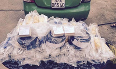 CSGT Thanh Hóa bắt giữ xe taxi vận chuyển gần 3000 kíp nổ