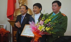 Tiếp tục khen thưởng nhà báo chuyên lập công phá án