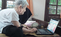 Cụ bà U100 lướt facebook  "chém gió " khiến con dâu bái phục