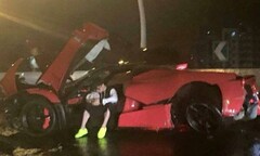 Đâm nát siêu xe Ferrari LaFerrari, thiếu gia vẫn thản nhiên