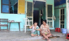 Khó khăn chồng chất, mẹ bán rau nuôi con gái bại não