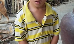 Vành khăn trắng trên đầu người đàn bà khốn khổ nuôi hai con bị down