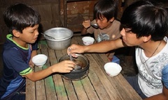 Xót xa cảnh 3 anh em côi cút, đói rách trong căn nhà sắp sập