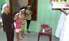 Đau đớn cảnh 3 đứa trẻ chưa chịu hết tang cha đã phải đội tang mẹ