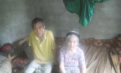 Cám cảnh mẹ già 90 tuổi nuôi hai con trai tâm thần