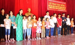 Hà Tĩnh: 300 suất học bổng được trao cho học sinh, sinh viên vượt khó học giỏi