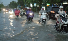 Chùm ảnh: Người dân xứ Huế bì bõm lội nước sau cơn mưa lớn