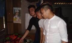 Cầu thủ Phi Sơn đá bóng, trao quà từ thiện cho trẻ em nghèo