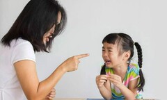 Những hành động thường ngày của bố mẹ vô tình dạy  "hư " con trẻ
