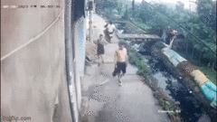 Chở hàng cồng kềnh gây vướng tay lái, hai cô gái rơi vào hoàn cảnh  "dở khóc dở cười "