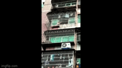 Nghẹt thở giây phút giải cứu bé gái bị mắc kẹt trên ban công tầng 5