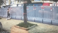  "Dán mắt " vào màn hình điện thoại, nam thanh niên gặp tai nạn đau đớn