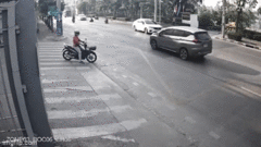 Video: Xe máy không người lái phi qua đường,  "hạ gục " người đàn ông