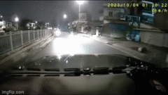 Video: Đang đi đường, người phụ nữ đèo trẻ nhỏ đâm thẳng vào đầu ô tô