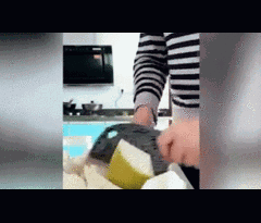 Gọt quả bưởi mãi không thấy ruột, chị gái nhận về thành phẩm  "dở khóc dở cười ".