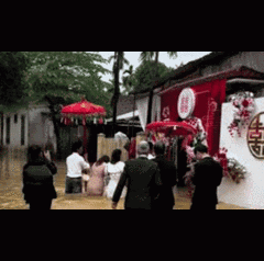 Đám cưới trúng ngày mưa lũ, nhà trai lội nước bì bõm sang rước dâu