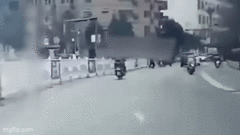 Video: Người mẹ bất cẩn đánh rơi con xuống đường nhưng không hề hay biết
