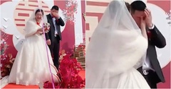 Chú rể bật khóc không ngừng trong lúc cử hành hôn lễ, cư dân mạng thay nhau đoán nguyên nhân