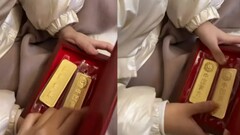 Bé trai mầm non bất ngờ mang thỏi vàng gần 400 triệu đồng tặng bạn gái, sự thật khiến ai cũng bật cười