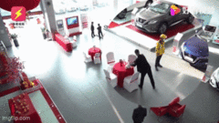 Đến showroom giao đồ ăn cho khách, nam shipper liền  "chốt " ngay siêu xe trong vòng  "một nốt nhạc "