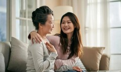 Thấy con gái đi làm vất vả, mẹ liền cho 35 triệu đồng rồi kêu nghỉ việc, nói một câu khiến nhiều người đồng tình