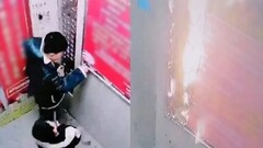 Bé trai nghịch ngợm đốt lửa trong thang máy gây cháy, hành động sau đó của đứa trẻ khiến dư luận giận dữ