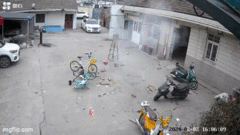 Video: Tụ tập nghịch pháo gần chỗ đỗ xe, nhóm thanh niên nhận cái kết đắng