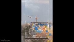 Trực thăng chở khách bất ngờ mất kiểm soát đâm vào tòa nhà, rơi mắc vào cột ăng-ten