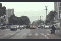 Siêu xe mất lái khi tăng tốc, xoay một vòng đâm vào rào chắn bên đường