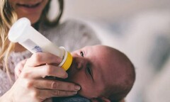 Thấy con trai hơn 1 tuổi khóc không chịu ngủ, người mẹ liền có hành động khiến nhiều người lên án