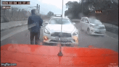 Dừng xe cãi nhau giữa cao tốc sau va chạm, hai tài xế bị xe tải đâm trúng