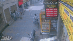 Khỉ hung hăng đuổi theo tấn công bé trai, thái độ người dân xung quanh gây tranh cãi