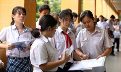 Nhiều trường tư tại Hà Nội yêu cầu phụ huynh đặt cọc giữ chỗ cho con vào lớp 10