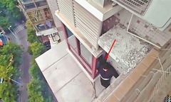 Tỉnh dậy sau cơn say, người đàn ông hoảng hốt khi thấy mình kẹt ngoài cửa sổ tầng 18