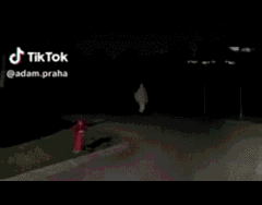 Người đàn ông  "hết hồn " khi thấy bóng áo trắng lướt như bay trên đường, khi đến gần thì cười muốn xỉu