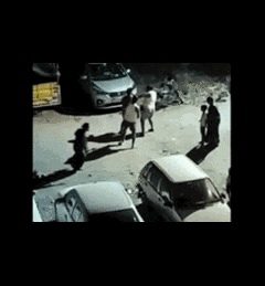 Video: Đỗ xe trước cửa nhà hàng xóm, người đàn ông bất ngờ bị hành hung 