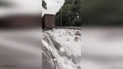 Video: Xe tải bất ngờ lật ngang, hàng trăm thùng sơn đổ trắng đường