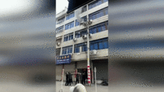 Người đi đường nhanh trí căng chăn, đỡ em bé rơi từ tầng 4 chung cư đang cháy