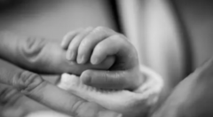 Con trai tử vong trong tiệc đầy tháng, người mẹ khóc ngất khi biết nguyên nhân phía sau