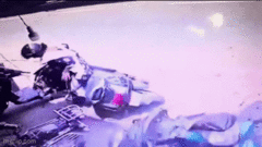 Video: Người phụ nữ bị kéo lê hơn 20 mét trên đường do vướng dây cáp