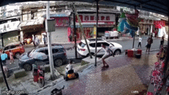 Clip: Con trai suýt ngã cầu thang may mắn được bố giải cứu kịp thời