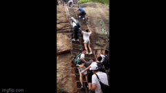 Clip: Nữ du khách may mắn thoát chết sau cú rơi khi đang leo núi
