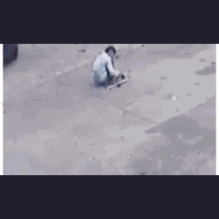 Clip: Bé trai thoát chết ngoạn mục sau khi bị ô tô cán qua